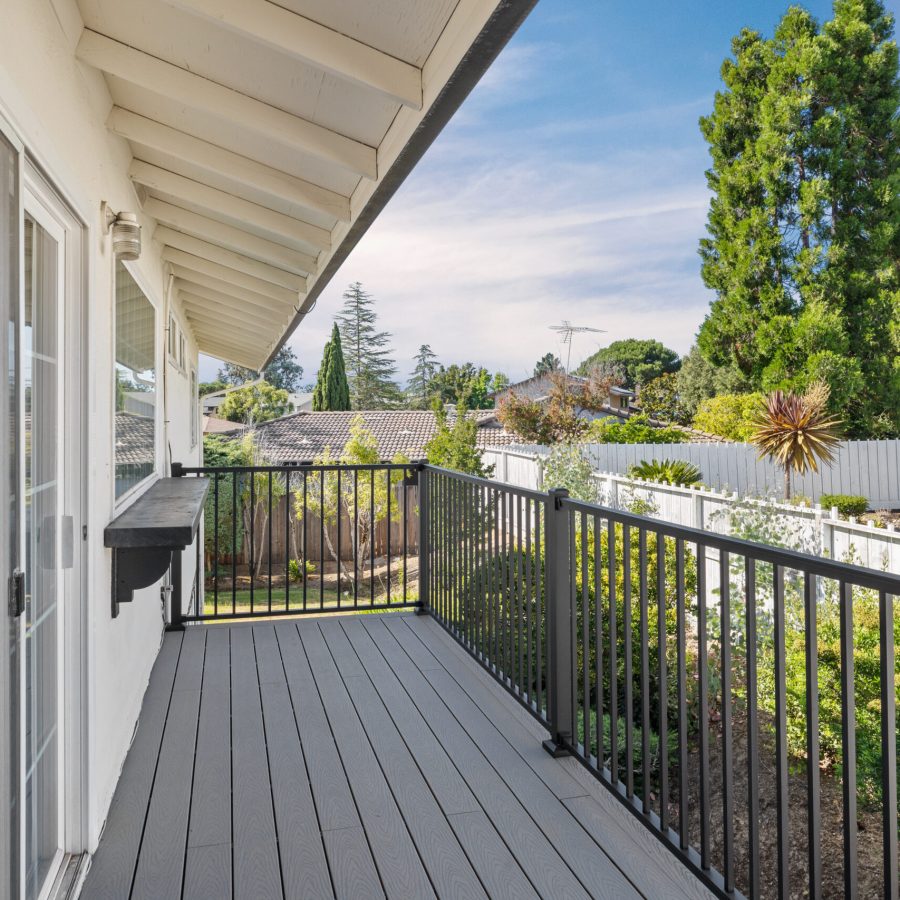 decl Geico builders, the #1 trusted deck builder in Oakland. Deck with a railing and view of trees in the background